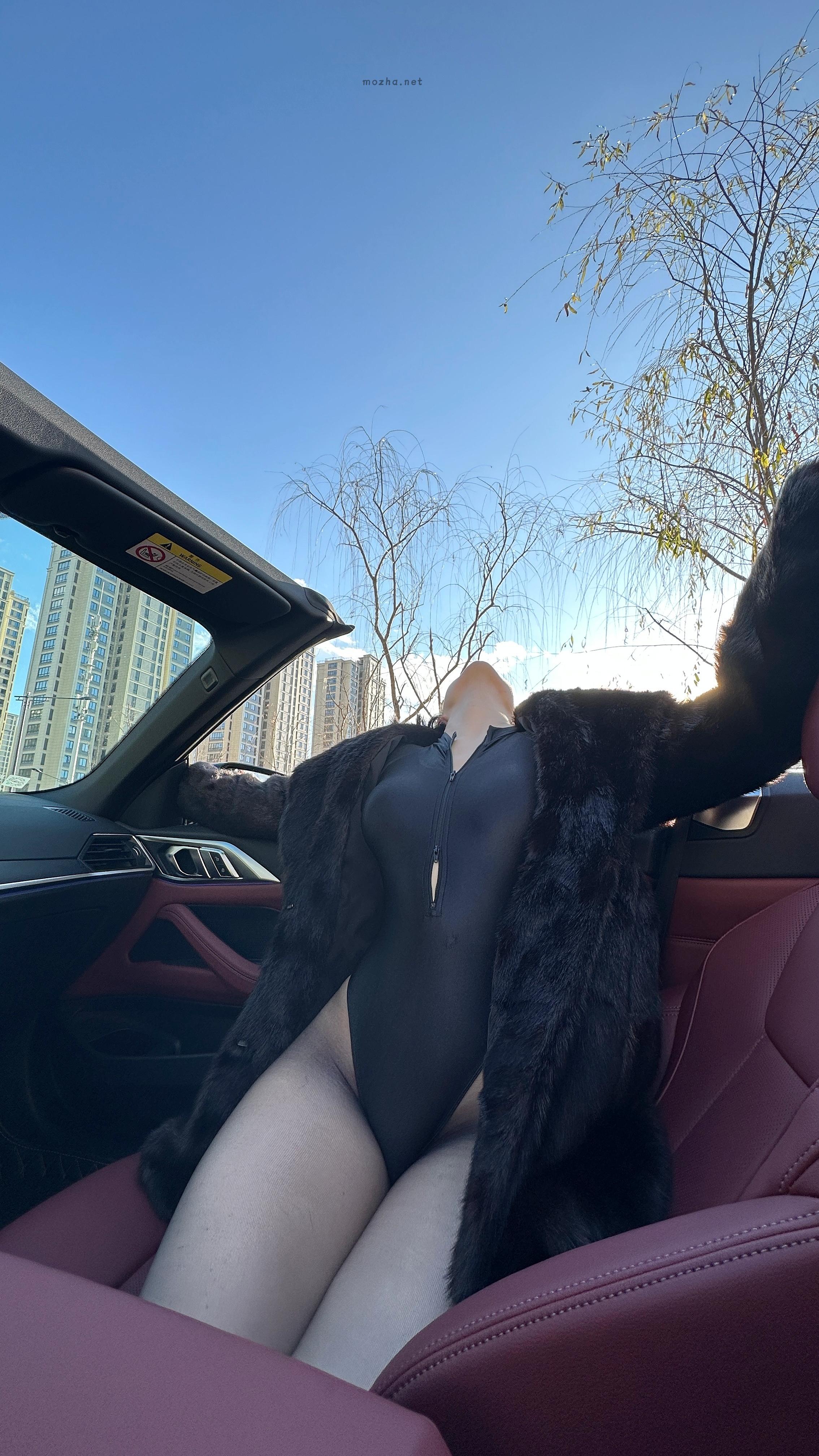 俏妞qiaoniuTT – 连体极光黑丝【42P】